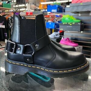 Women’s Dr. Martens Wincox Black Leather Chelsea Harness Size 6